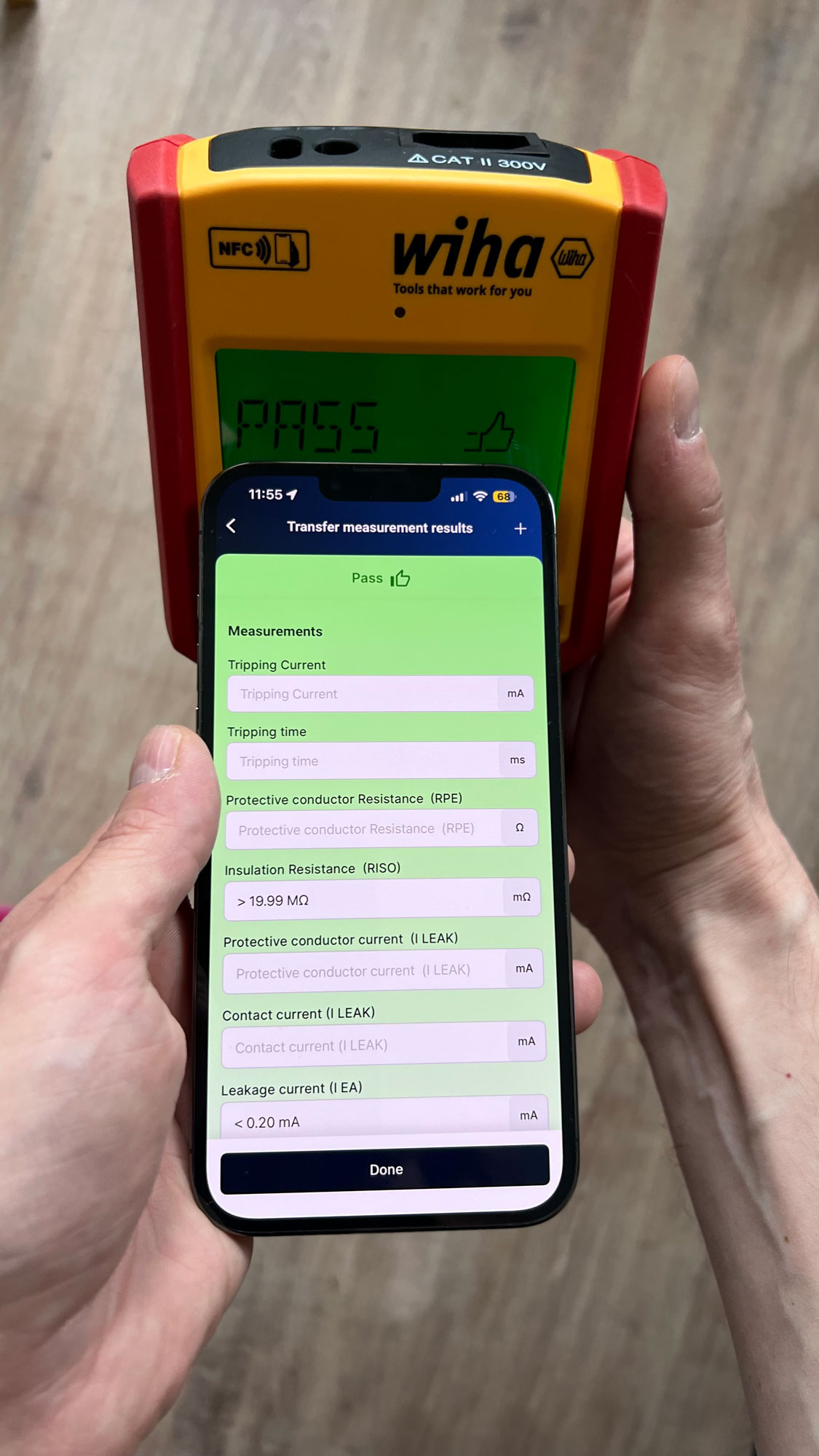 Phone tapping a Wiha PAT-One to import measurement values, serial number and calibration date over NFC